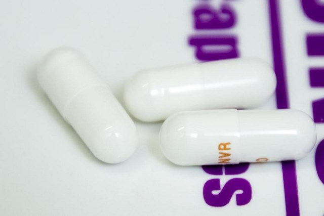 three white capsules of syn pharma HGH
