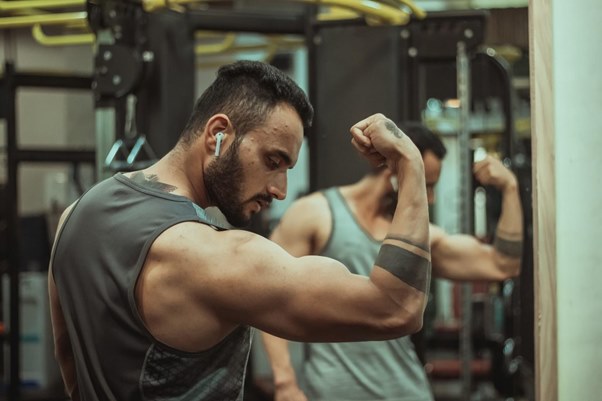 a bodybuilder is making muscles by taking sarms